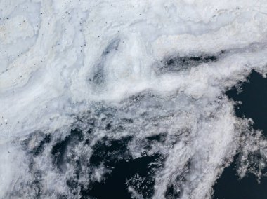 Buz nehirde erir. Buz çatlağı. Hava aracı görüntüsü. Bahar güneşli sabah.