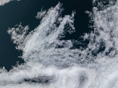 Buz nehirde erir. Buz çatlağı. Hava aracı görüntüsü. Bahar güneşli sabah.