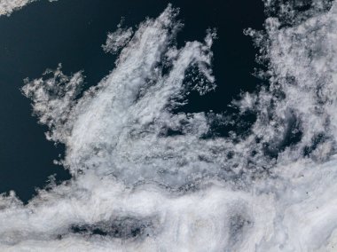 Buz nehirde erir. Buz çatlağı. Hava aracı görüntüsü. Bahar güneşli sabah.