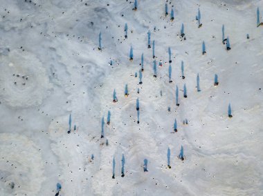 Buzdaki balıkçılar. Hava aracı görüntüsü. Kış güneşli sabah.