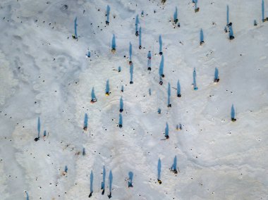 Buzdaki balıkçılar. Hava aracı görüntüsü. Kış güneşli sabah.