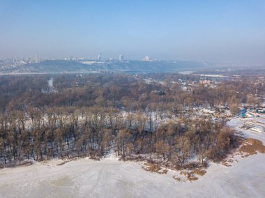 Baharın başındaki Kiev manzarası. Hava aracı görüntüsü. Güneşli sabah.