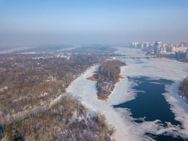 Kiev ilkbaharında Dinyeper Nehri 'ni eritiyor. Nehirdeki buz çatlağı. Hava aracı görüntüsü. Bahar güneşli sabah.