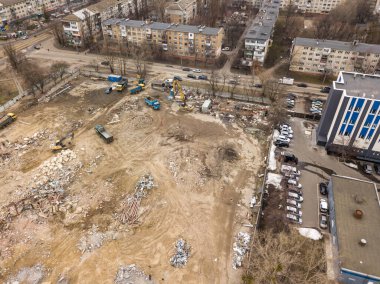 Şehirdeki inşaat alanında. Hava aracı görünümü.