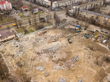 Şehirdeki inşaat alanında. Hava aracı görünümü.