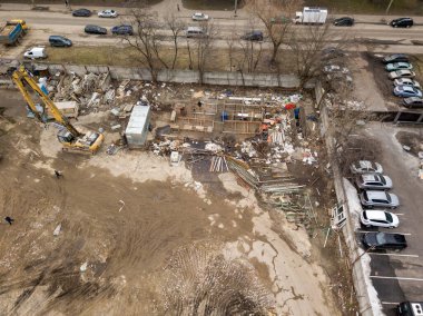 Şehirdeki inşaat alanında. Hava aracı görünümü.