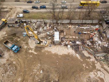 Şehirdeki inşaat alanında. Hava aracı görünümü.