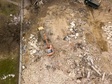 Şehirdeki inşaat alanında. Hava aracı görünümü.