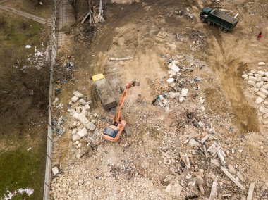 Şehirdeki inşaat alanında. Hava aracı görünümü.