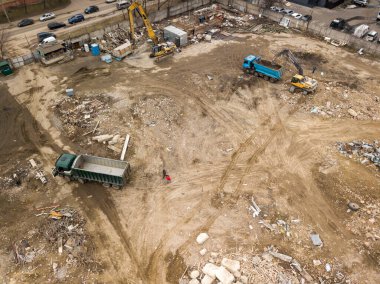 Şehirdeki inşaat alanında. Hava aracı görünümü.