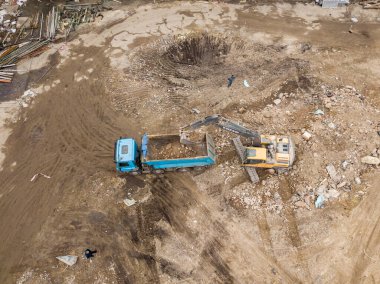 Şehirdeki inşaat alanında. Hava aracı görünümü.