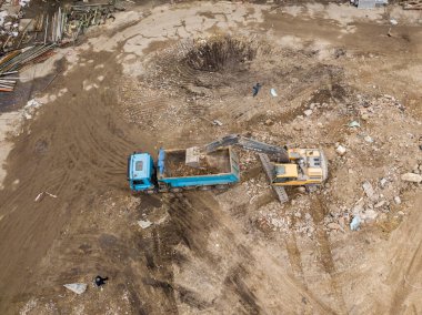 Şehirdeki inşaat alanında. Hava aracı görünümü.