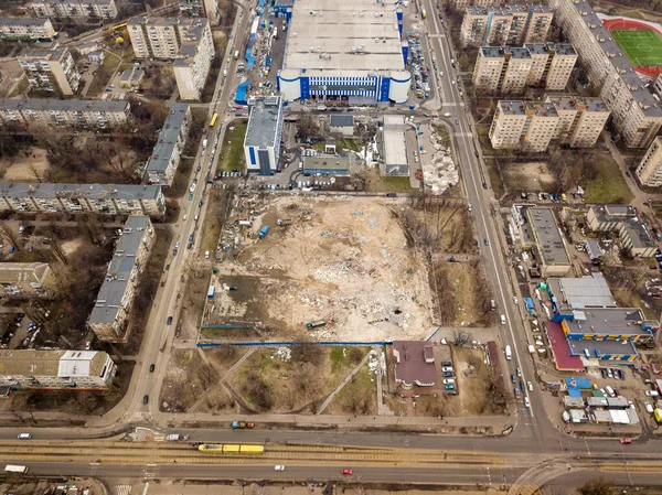 Şehirdeki inşaat alanında. Hava aracı görünümü.