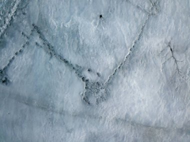 Buz gibi bir desen. Hava aracı üst görüntüsü. Güneşli kış günü.