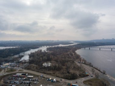 Hava aracı görüntüsü. Bulutlu havada Kiev.