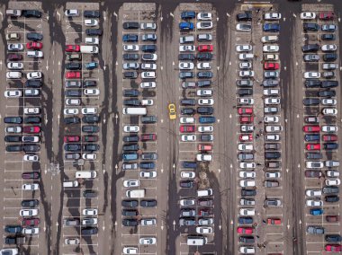 Arabalar otoparkta. Hava aracı üst görünümü.