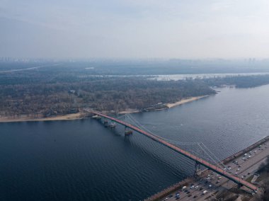 Kiev 'deki Dinyeper Nehri manzarası. Hava aracı görünümü.