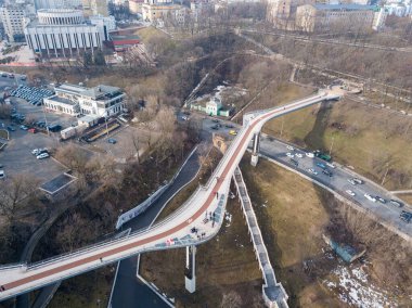 Kiev 'deki yaya köprüsü. Hava aracı üst görünümü.