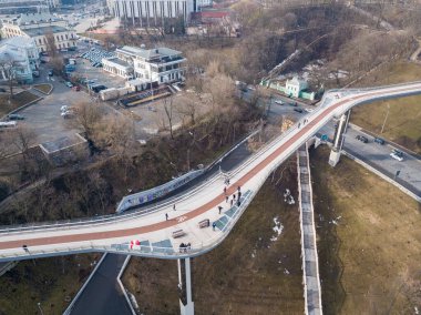 Kiev 'deki yaya köprüsü. Hava aracı üst görünümü.