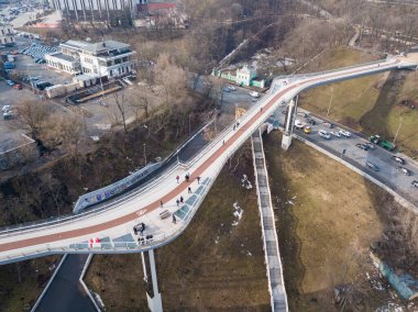 Kiev 'deki yaya köprüsü. Hava aracı üst görünümü.