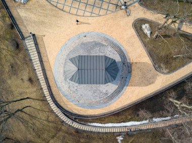 Parktaki çardak. Hava aracı üst görünümü.