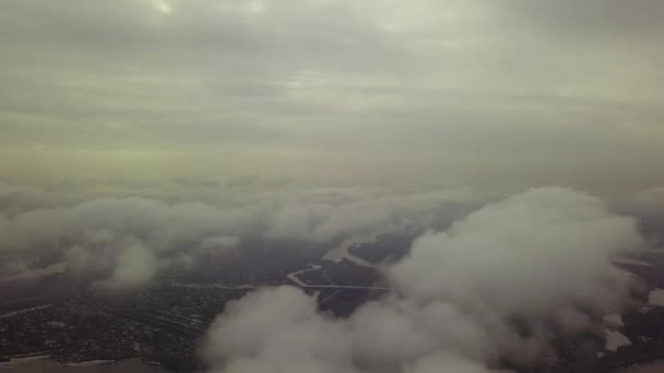 Hoge Vlucht Wolken Boven Kiev Het Sneeuwt Tussen Wolken Onder — Stockvideo