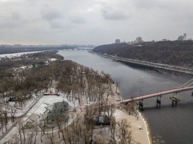 Kiev 'de nehrin karşısındaki yaya köprüsü. Hava aracı görünümü.