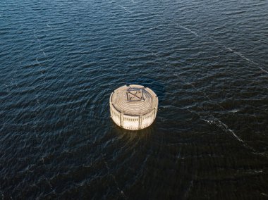 Sudaki sapma kulesi. Hava aracı görünümü.