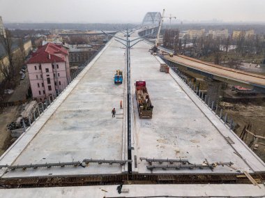 Kiev 'de inşaat halindeki köprü. Hava aracı görünümü.