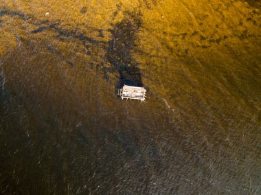Nehir kıyısında. Hava aracı görünümü.