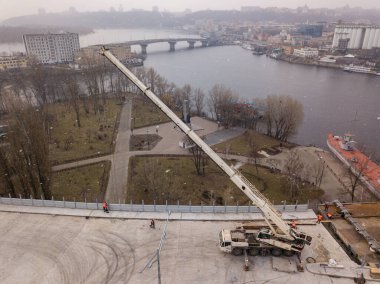 Kiev 'de inşaat halindeki köprü. Hava aracı görünümü.