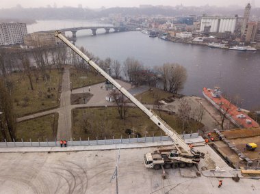 Kiev 'de inşaat halindeki köprü. Hava aracı görünümü.