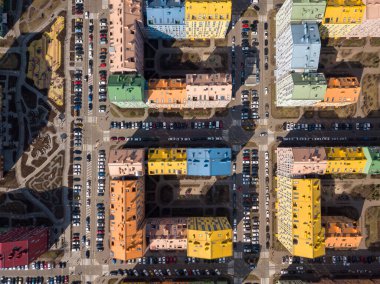 Kiev 'de güneşli havalarda çok renkli konutlar. Hava aracı görünümü.