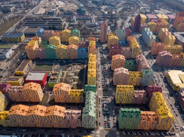 Kiev 'de güneşli havalarda çok renkli konutlar. Hava aracı görünümü.