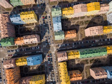 Kiev 'de güneşli havalarda çok renkli konutlar. Hava aracı görünümü.