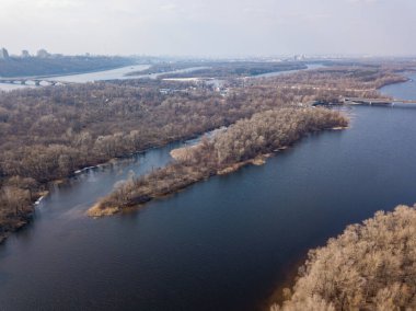 Nehir kıyısında. Hava aracı görünümü.