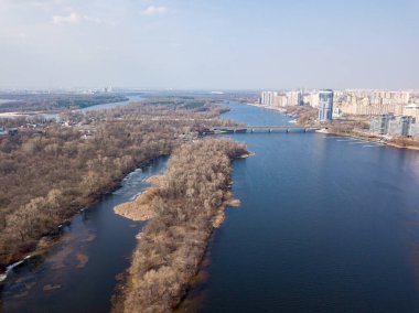 Nehir kıyısında. Hava aracı görünümü.