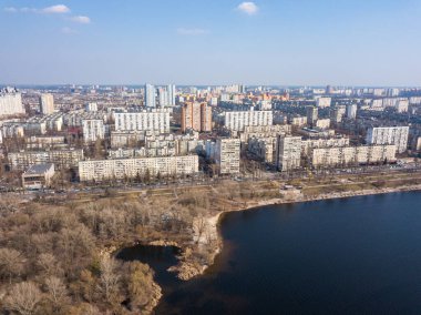 Nehir kıyısında. Hava aracı görünümü.