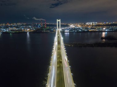 Güney otomobil köprüsü Kiev 'de. Köprünün gece aydınlanması. Hava aracı görünümü.