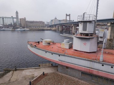 Kiev 'deki iskelede gemiler var. Hava aracı görünümü.