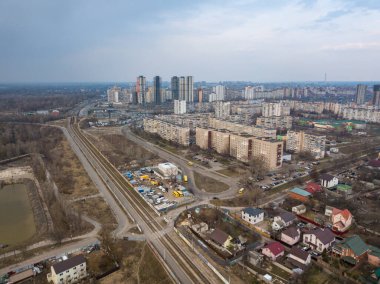 Şehirdeki demiryolu. Hava aracı görünümü.