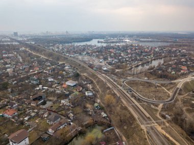 Şehirdeki demiryolu. Hava aracı görünümü.