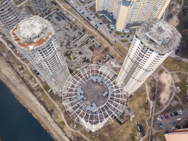 Kiev 'deki tamamlanmamış yüksek binalar. Hava aracı görünümü.
