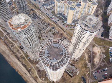 Kiev 'deki tamamlanmamış yüksek binalar. Hava aracı görünümü.
