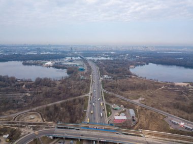 Kiev 'deki nehir köprüsü. Hava aracı görünümü.