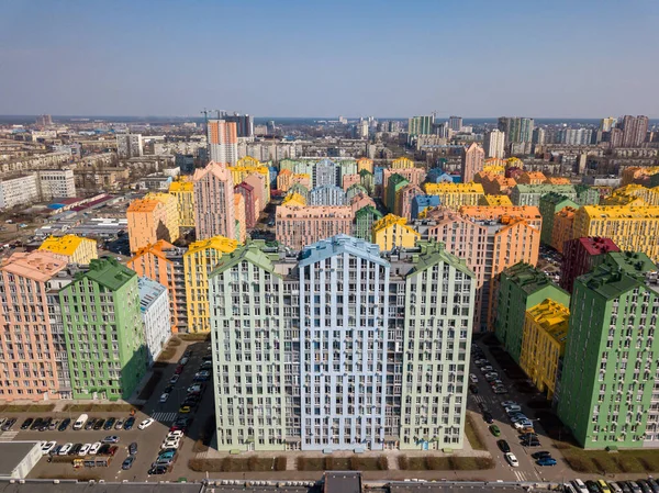 Kiev 'de güneşli havalarda çok renkli konutlar. Hava aracı görünümü.