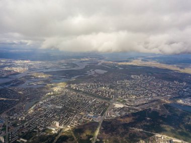 Bulutlu bir havada Kiev şehri. Gökyüzü yüksek görünümü.