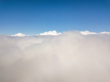 Bulutlarda uçuyor. Gökyüzü yüksek görünümü.