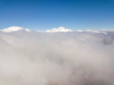 Bulutlarda uçuyor. Gökyüzü yüksek görünümü.