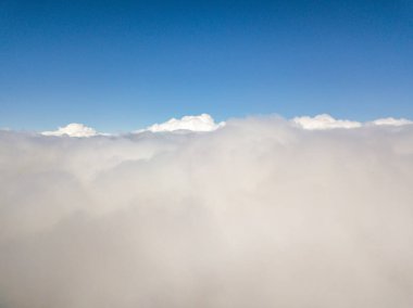 Bulutlarda uçuyor. Gökyüzü yüksek görünümü.